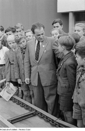 Kinder zu Besuch auf der Leipziger Herbstmesse 1954 an einem Förderband