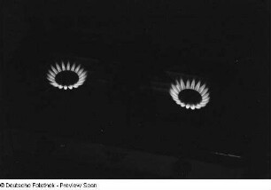 Zwei Flammen eines Gasherds