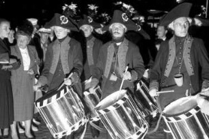 Basel (Schweiz): Barfüsserplatz; Flöter in napoleonischer Tracht