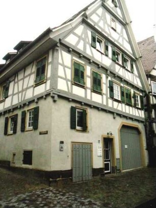 Stadtbild-Spitalgasse (17)-ehemaliges Spitalgebäude (Neubau um 1645 nach Brand 1635)-Giebelständig mit Fachwerkobergeschossen in vorkragender Riegelbauweise auf steinernem Stock
