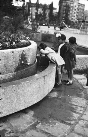 Sofia: [Kinder trinken] am Brunnen