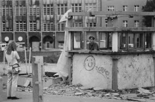 Erinnerungsfoto an einem ehemaligen Grenzübergang (Staatsgrenze zu Westberlin/Berliner Mauer)