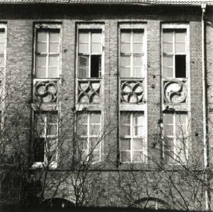 Cottbus, Muskauer Platz 30/31. Schule (Sandower Gemeindeschule VI; 1913/1956, Mäckelt), Fassade (2. und 3. Obergeschoss)