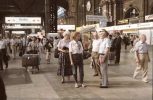 Frankfurt (Main): Hauptbahnhof; Reisepublikum auf dem Querbahnsteig