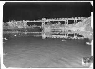 Staustufe Garstadt. Transportbrücke über den Main von unterstrom gesehen.