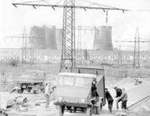 Großbaustelle des VEB Kraftwerk Thierbach mit VEB BKK Espenhain im Hintergrund