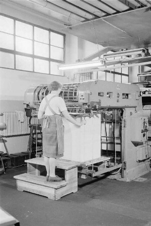 Heidenau. VEB Polygraph Druckmaschinenwerk Heidenau. Arbeiterin an einer Maschine (Test Papiereinzug blattweise?)