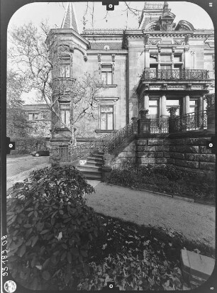 Löbau, Hartmannstraße 5. Villa Sanssouci (1889; B. F. Berthold). Straßenfront (Teilansicht, von der August-Bebel-Straße)