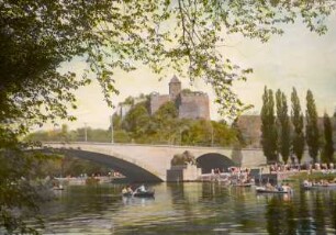 Saalebrücke und Burg Giebichenstein : Halle (Saale)-Giebichenstein. Saalebrücke (Giebichensteinbrücke; 1926-1928, Pferdeskulptur von Gerhard Marcks) gegen Burg Giebichenstein. Blick vom Kröllwitzer Ufer über die Saale mit Ruderbooten