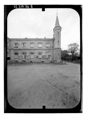 Gusow (Gusow-Platkow), Schloßstraße 7. Schloß (Baubeginn 1870; F. Neubart). Teilansicht über den Ehrenhof von Südwest