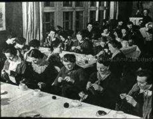 Frauen beim Stricken
