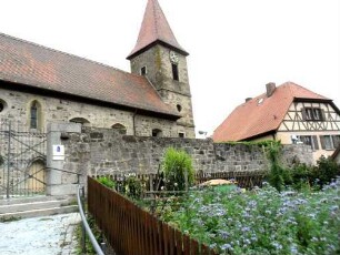 Ansicht von Süden mit Kirche (Langhaus im Kern frühgotisch) über Kirchhofmauer (Wehrgang im 19 Jh abgetragen)