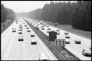 Hofholdinger Forst, starker Verkehr, sechsspurige Autobahn München - Salzburg