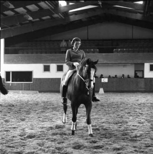 Warendorf, Freiherr-von-Langen-Straße 13. Reitsportanlage des Deutschen Olympia-Komitees für Reiterei. Reithalle. Jockey auf Pferd