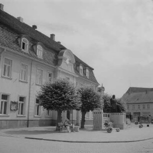 Stavenhagen. Marktplatz mit Rathaus