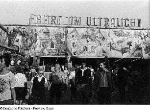 Dresden-Altstadt, Straßburger Platz. Geisterbahn "Fahrt im Ultralicht" auf dem Rummel. Eingangsseite