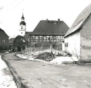 Hainichen-Trages (Kreis Leipziger Land). Ortsteilansicht mit Dorfkirche Trages (1733/1739)