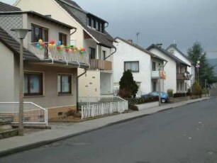 Karnevalsdekoration an Wohnhäusern