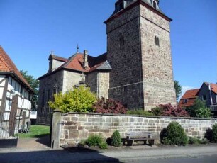 Ansicht von Südosten mit Kirche (romanischer Chorturm) über Kirchhofmauer im Verlauf