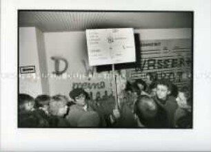 Demonstranten besetzen die Zentrale des MfS in der Berliner Normannenstraße