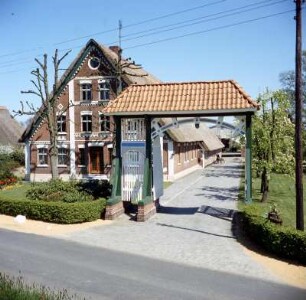 Altes Land. Mittelnkirchen. Bauernhof : Altes Land. Mittelnkirchen. Vollbauernhof mit typischer Prunkpforte