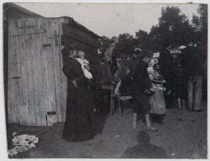 Ohne Titel (Frau mit ihrem Kind im Arm vor einer Latrine)