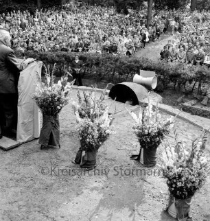 CDU: Kundgebung: Bürgerpark: Naturbühne: Gastredner Bundeskanzler Ludwig Erhard hält Ansprache am Rednerpult: Blumensträuße, Souffleurkasten, Lautsprecher: in Orchestergraben Fotograf: hinten Publikum, 11. August 1965