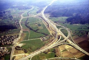 Trassierung der A 8 in Richtung Stuttgart. Im Hintergrund Neubau der AS Stuttgart / Leonberg. Im Vordergrund Umbau des Autobahndreiecks Leonberg.