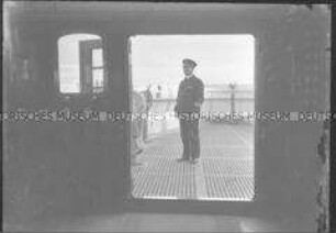 Kapitän Leopold Ziegenbein an Bord des Hochseepassagierdampfers "Bremen", durch die Tür fotografiert
