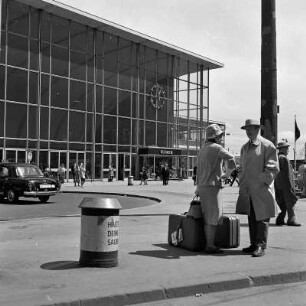 Vorplatz und Empfangsgebäude des Kölner Hauptbahnhofs