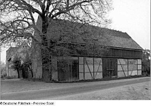 Klipphausen-Scharfenberg (ehem. Naustadt 23). Vierseithof (bez. 1806). Scheune, Tor und Wirtschaftsgebäude