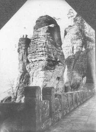 Sächsische Schweiz, Rathener Gebiet. Blick von der Basteibrücke gegen Basteiaussicht, Jahrhundertturm und Sieberturm