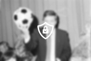 Festveranstaltung des Deutschen Roten Kreuz im Bürgerhaus: Versteigerung eines Fußballs: Höchstbietender mit Ball