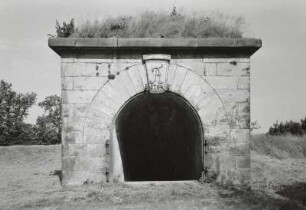 Königstein. Festung. Gebäude (1794) mit Treppe zur Pfeilschanze (Flesche)