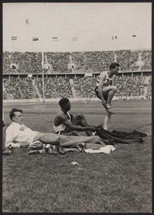 Athleten auf dem Rasen des Berliner Olympiastadions