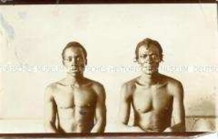 Porträt zweier als "Häuptling" bezeichneter Männer der Lissél vor neutralem Hintergrund