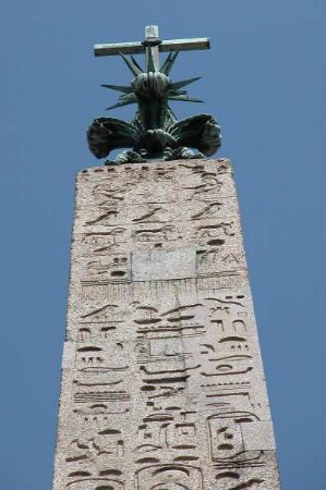 Rom - Obelisk oberhalb der Spanischen Treppe : Obelisk oberhalb der Spanischen Treppe. Aufgenommen in Rom im April 2004
