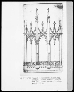 Arkatur mit gotischem Maßwerk