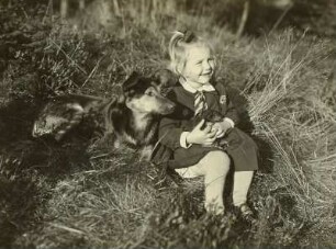 Kleines Mädchen mit Deutschem Schäferhund (nicht reinrassig)