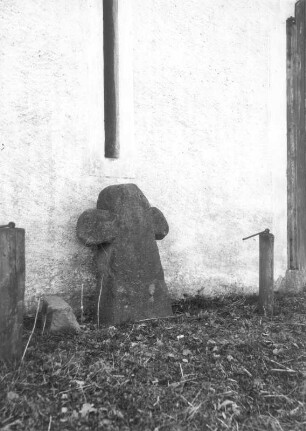 Steinkreuz : Crostwitz, Steinkreuz (Tatzenkreuz; D 113) am Pfarrhof