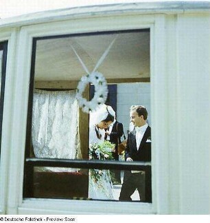 Leipzig, Brautpaar. Blick durch die Hochzeitskutsche