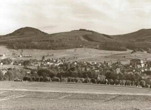 Kreibitz (heute Chribska /Tschechien). Ortsansicht von Norden. Im Hintergrund links der Himpelberg (633 m), rechts der Buchhübel (554 m)