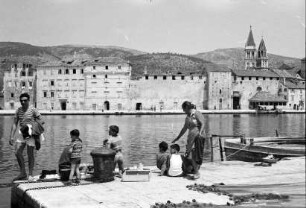 Trogir: Stadtansicht über dem Kanal von Trogir von Ciovo aus