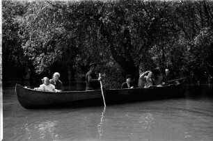 Valcov [Kreis Tulcea]: Donaukanal mit Boot
