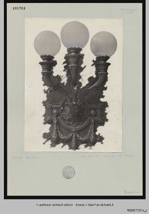 Dreiarmiger Wandleuchter in floralen Formen