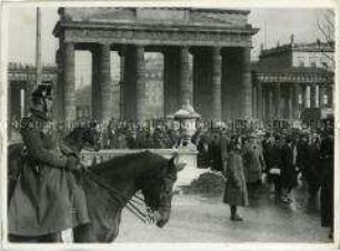 Polizeiabsperrung am Brandenburger Tor nach dem Reichstagsbrand