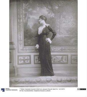 Gabrielle Darziat in Kleid von Jacques Doucet