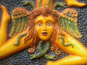 Die Trinacria - das antike Emblem mit drei laufenden Beinen und dem schlangenhaarigen Haupt der Medusa als Tonrelief