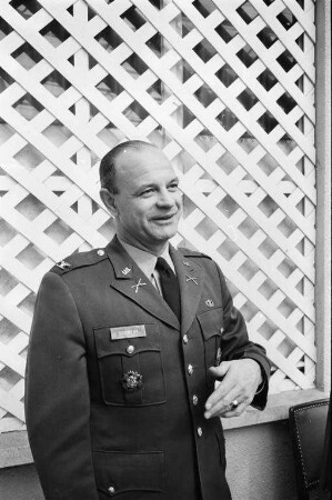 Antrittsbesuch von Colonel James T. L. Schwenk, dem der Militärdistrikt Karlsruhe ab 1. April als "Sub-Post" unterstellt wird.