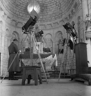 Aufgestellte Kameras im Chor von Saint-Cybard in Plassac-Rouffiac, links Hans-Adalbert von Stockhausen (Aufnahme im Rahmen der Fotokampagne im besetzten Frankreich)